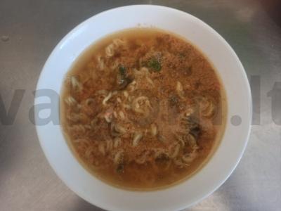 Greitai paruošiamas sriuba su makaronais mėsos sultinyje pagrindine nuotrauka