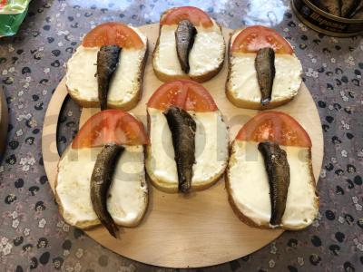 Sumuštiniai su šprotų ir pomidorų Žingsnis 3