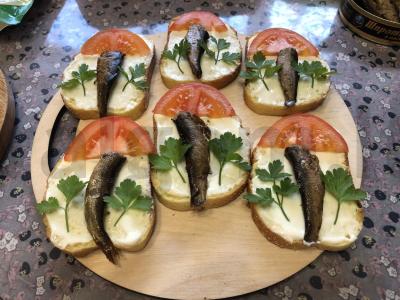 Sumuštiniai su šprotų ir pomidorų Žingsnis 4