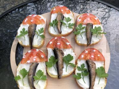 Sumuštiniai su šprotų ir pomidorų Žingsnis 5