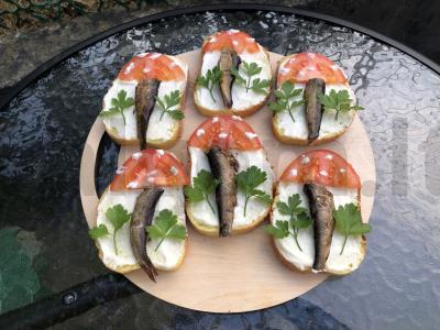 Sumuštiniai su šprotų ir pomidorų pagrindine nuotrauka