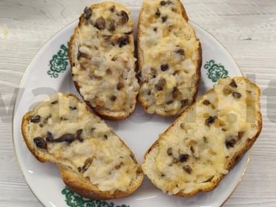 Skrebučiai su grybų padažu, ryžiais ir sūriu pagrindine nuotrauka