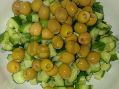 Rusų-italų salotas su agurkais ir alyvuogėmis Žingsnis 3