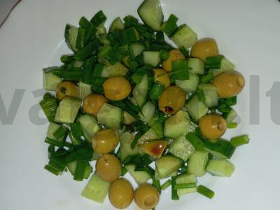 Rusų-italų salotas su agurkais ir alyvuogėmis pagrindine nuotrauka