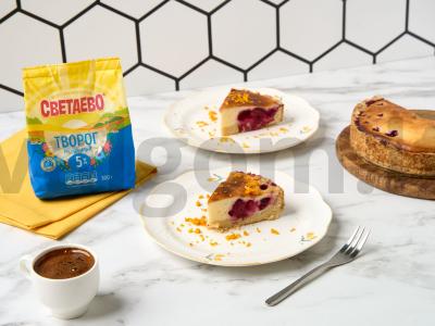 Smėlinis pyragas su varške ir vyšniomis pagrindine nuotrauka