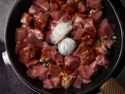 Troškinta kiauliena padaže Žingsnis 4