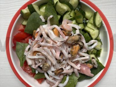 Jūros gėrybių kokteilių salotos pagrindine nuotrauka