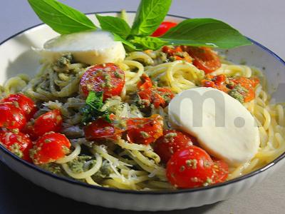 Makaronai su pesto padažu ir mocarela pagrindine nuotrauka