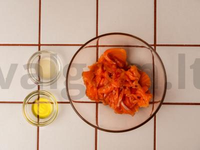 Brusketa su upėtakiu cieviche stiliumi, agurku ir kreminiu sūriu Žingsnis 1