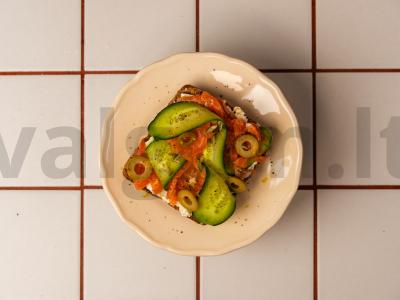 Brusketa su upėtakiu cieviche stiliumi, agurku ir kreminiu sūriu Žingsnis 6