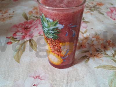 Smuzi su agrastais ir vyšnių sultimis pagrindine nuotrauka