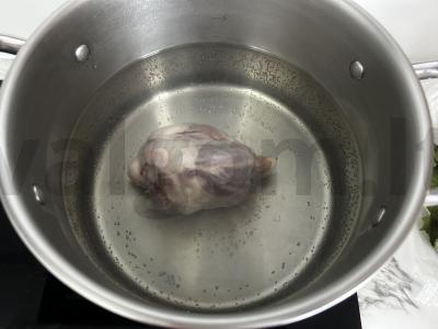 Sotūs brokolių ir kvinojos sriuba Žingsnis 1