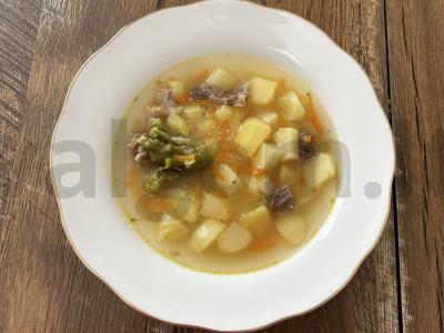 Sotūs brokolių ir kvinojos sriuba pagrindine nuotrauka