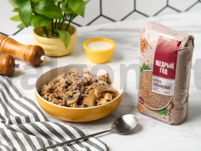 Grikių risotto su dešrelėmis ir grybais pagrindine nuotrauka