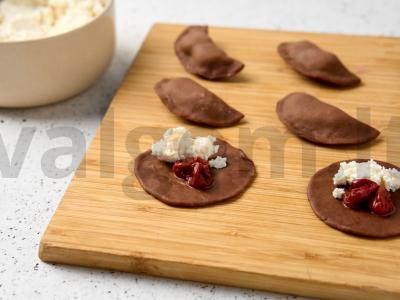 Šokoladiniai virtinukai su varške ir vyšniomis Žingsnis 5