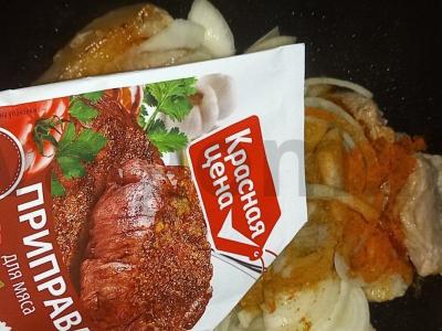 Kiaulienos krūtinėlė su bulvėmis aluje Žingsnis 5