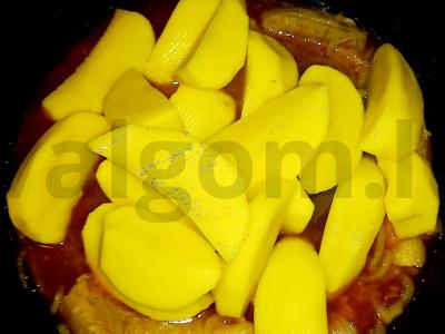 Kiaulienos krūtinėlė su bulvėmis aluje Žingsnis 7