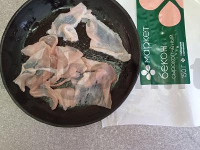 Kiaušinienė su bekonu, pomidoru ir sūriu Žingsnis 1