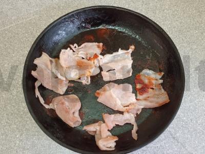 Kiaušinienė su bekonu, pomidoru ir sūriu Žingsnis 2