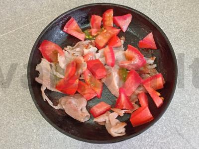 Kiaušinienė su bekonu, pomidoru ir sūriu Žingsnis 3