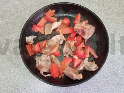 Kiaušinienė su bekonu, pomidoru ir sūriu Žingsnis 4