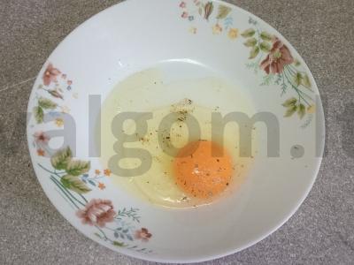 Kiaušinienė su bekonu, pomidoru ir sūriu Žingsnis 5