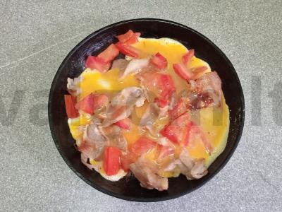 Kiaušinienė su bekonu, pomidoru ir sūriu Žingsnis 6