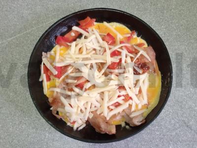 Kiaušinienė su bekonu, pomidoru ir sūriu Žingsnis 7