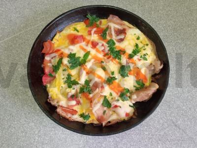 Kiaušinienė su bekonu, pomidoru ir sūriu pagrindine nuotrauka