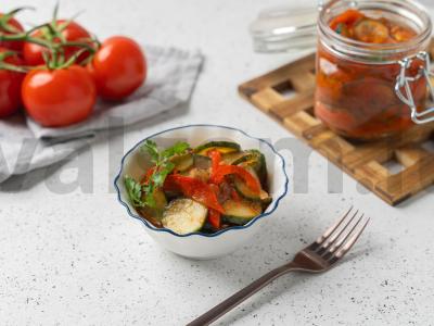 Salotas „Krum-krum“ žiemai pagrindine nuotrauka