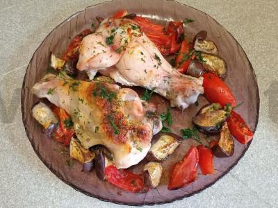 Indėnų pečių patiekalas, keptas su pomidorais ir baklažanais pagrindine nuotrauka