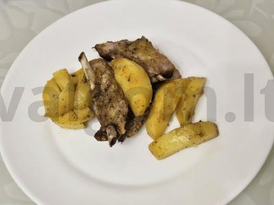 Švelni bulvė su šonkauliais lėtoje viryklėje pagrindine nuotrauka