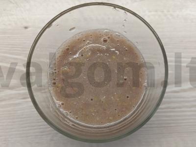 Obuolių-bananų smoothie su dribsniais pagrindine nuotrauka