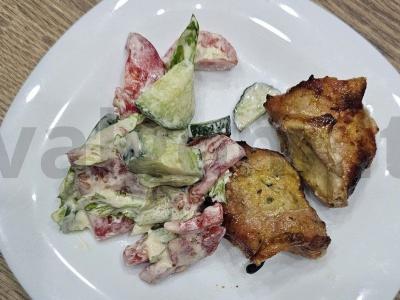 Šašlykas iš kiaulienos mineraliniame vandenyje pagrindine nuotrauka