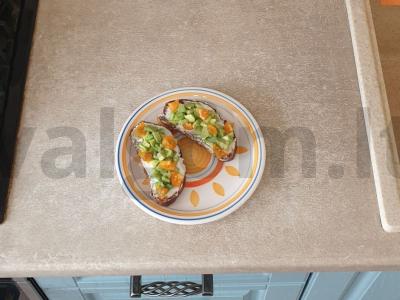 Sumuštiniai su avokadu, pomidorais ir varškės sūriu Žingsnis 5