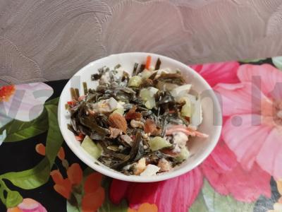 Jūros dumblių salotos su agurku ir rūkytu unguriu pagrindine nuotrauka