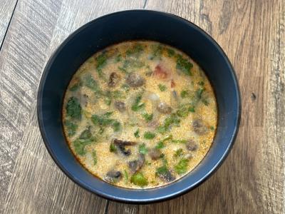 Tom Yum su jūros gėrybėmis ir pievagrybiais pagrindine nuotrauka