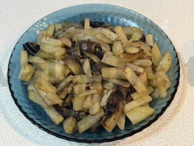 Keptas bulves su miško grybais pagrindine nuotrauka