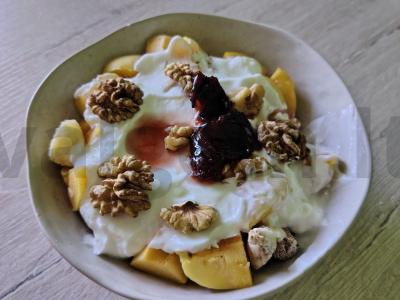 Vaisių desertas su graikišku jogurtu pagrindine nuotrauka