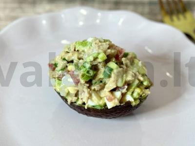 Avokadų, tuno ir pomidorų salotos pagrindine nuotrauka