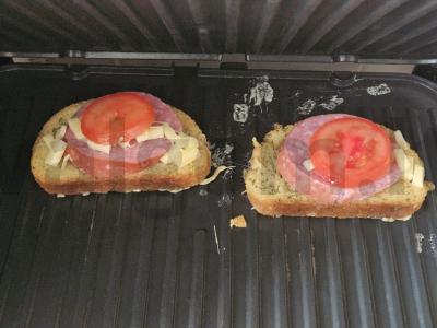 Sumuštinis su dešra ir sūriu ant grotelių Žingsnis 3