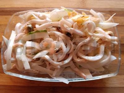 Jūros salotos su agurku ir blynų juostelėmis pagrindine nuotrauka