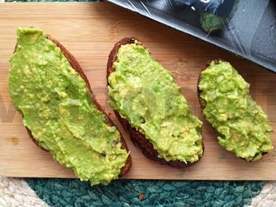 Avokado paštetas su agurkėliais ir vyšniniais pomidorais Žingsnis 5