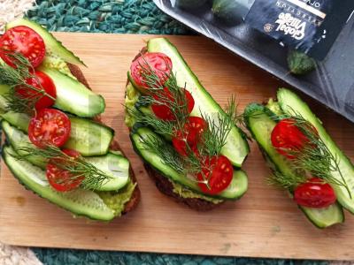 Avokado paštetas su agurkėliais ir vyšniniais pomidorais pagrindine nuotrauka