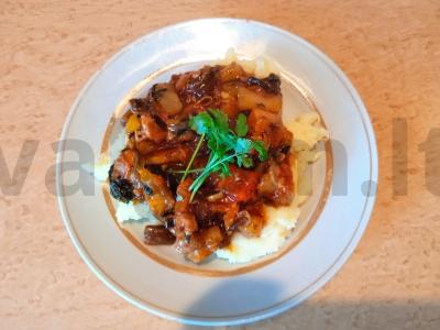 Kiauliena su ananasais saldžiarūgščiame padaže pagrindine nuotrauka