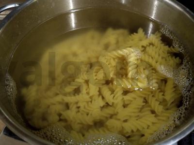 Makaronai su dešra, daržovėmis ir žolelėmis Žingsnis 1