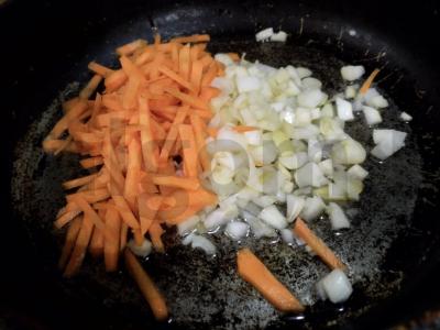 Makaronai su dešra, daržovėmis ir žolelėmis Žingsnis 2