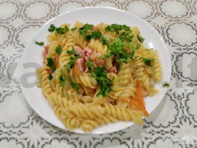 Makaronai su dešra, daržovėmis ir žolelėmis pagrindine nuotrauka