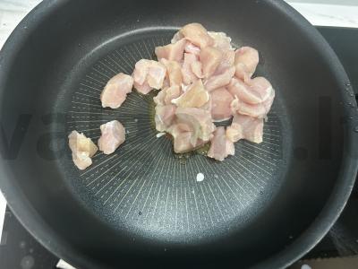 Makaronai su kalakutiena ir cukinija keptuvėje Žingsnis 1