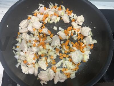 Makaronai su kalakutiena ir cukinija keptuvėje Žingsnis 2